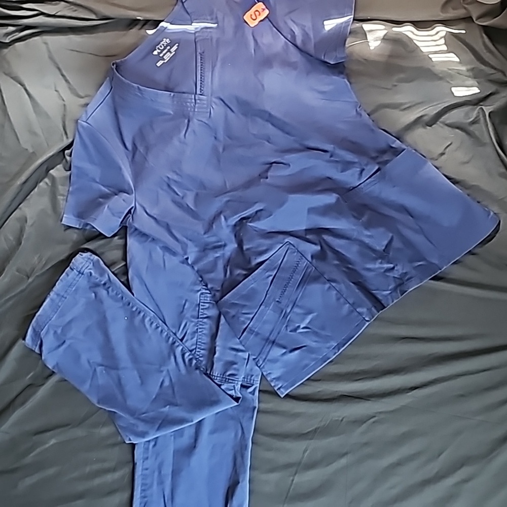 Size small scrub set blue